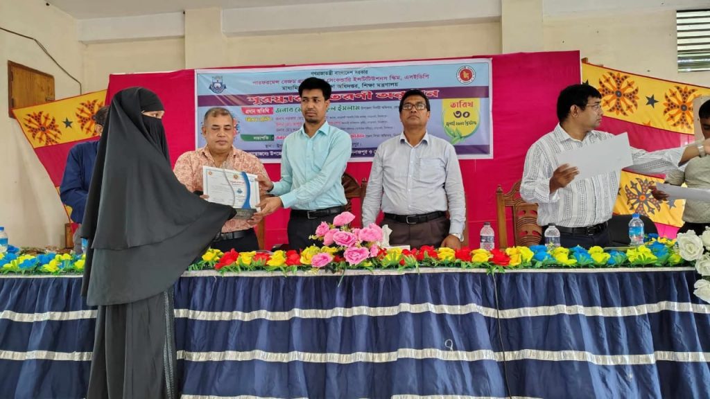 ঘোড়াঘাটে কৃতী শিক্ষার্থীদের মাঝে পুরস্কার বিতরণ