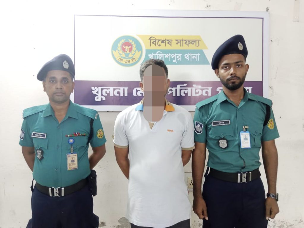 কেএমপির অভিযানে ৩ মামলার সাজাপ্রাপ্ত আসামী গ্রেফতার