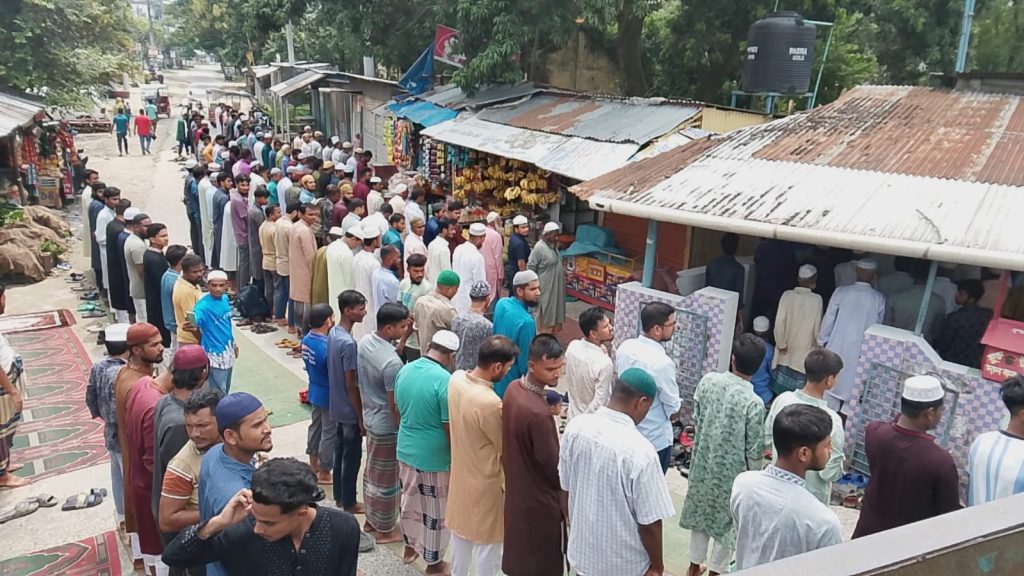 দিনাজপুর মহাসড়কে জীবনের ঝুঁকি নিয়ে জুম্মার নামাজ আদায়