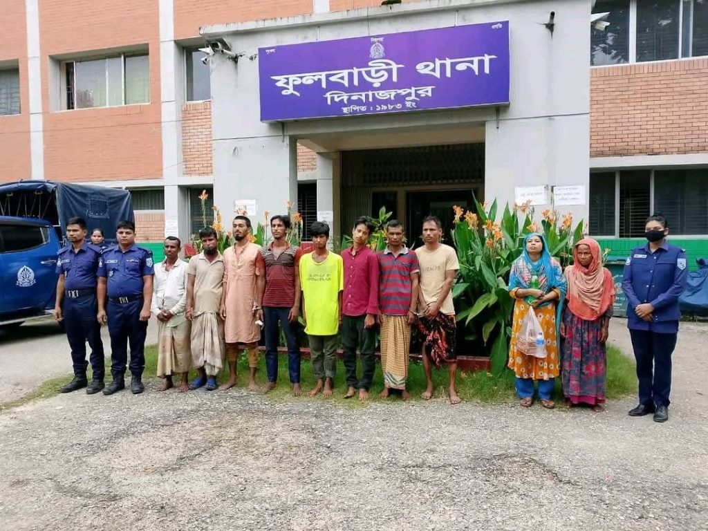 ফুলবাড়ীতে এলাকাবাসীর সহযোগিতায় চো*র চক্রের ১০ সদস্য আটক