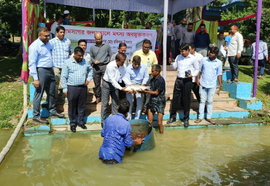 দিনাজপুরের ঐতিহাসিক রামসাগরের জলমহালে মৎস্য অবমুক্ত করলেন জেলা প্রশাসক মোঃ রফিকুল ইসলাম