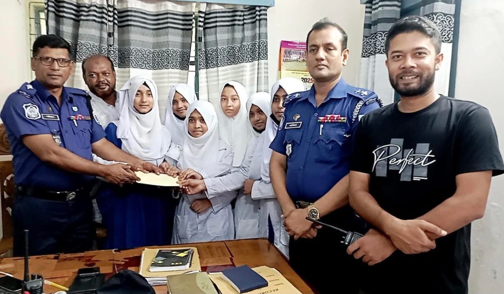 ঘোড়াঘাটে অনলাইনে প্র*তারণার শিকার ৫৬ শিক্ষার্থী ফিরে পেল টাকা