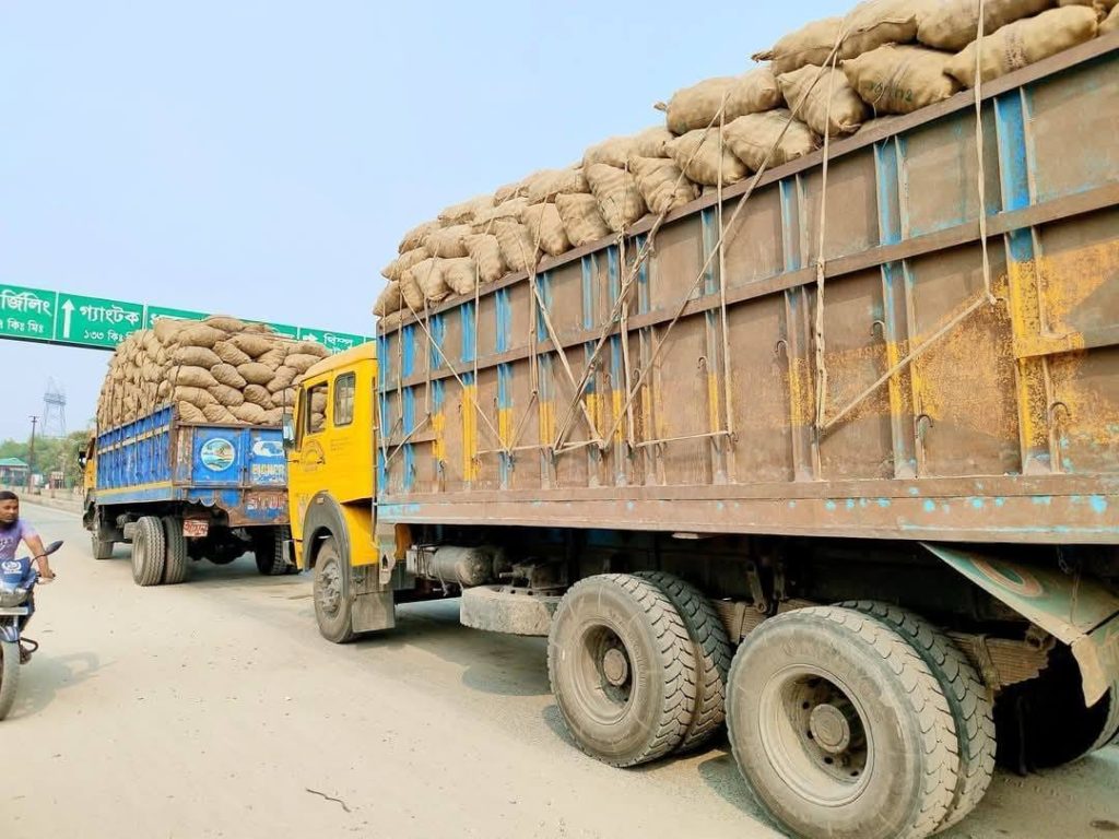 নেপালের অস্থিরতায় বাংলাবান্ধা বন্দরে আটকে পড়ল পাট রপ্তানি