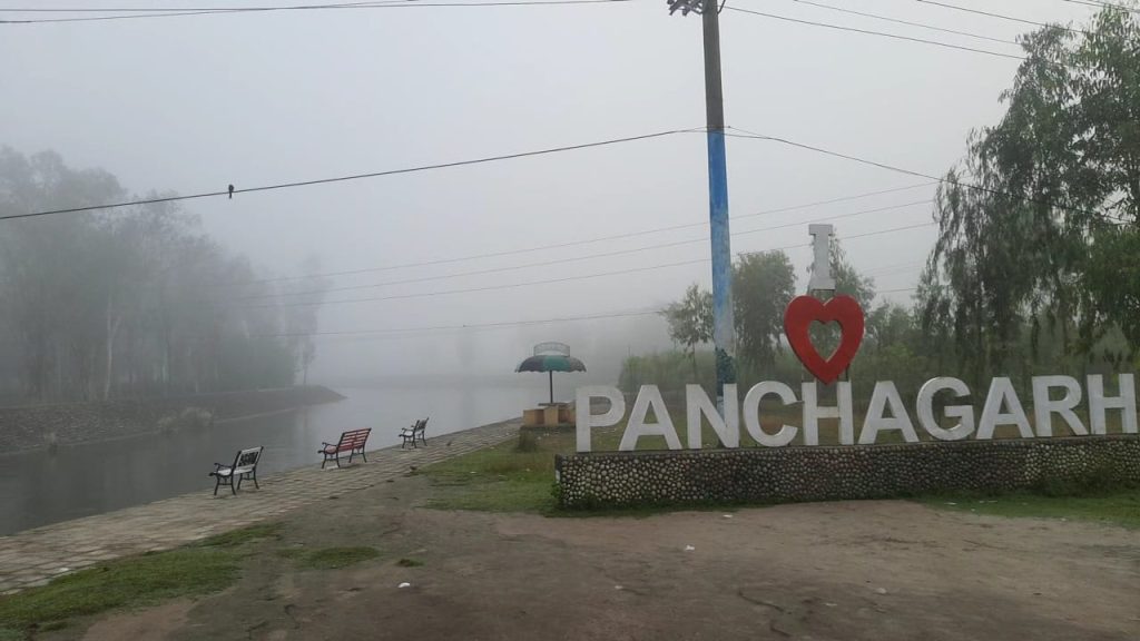 হঠাৎ কুয়াশায় ঢেকে গেল পঞ্চগড়, জানান দিচ্ছে শীতের বার্তা