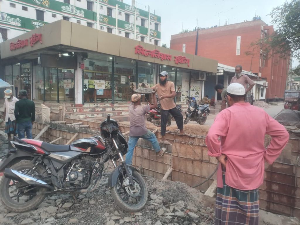 সংস্কার কাজ চলছে দিনাজপুর স্টেশন রোডের