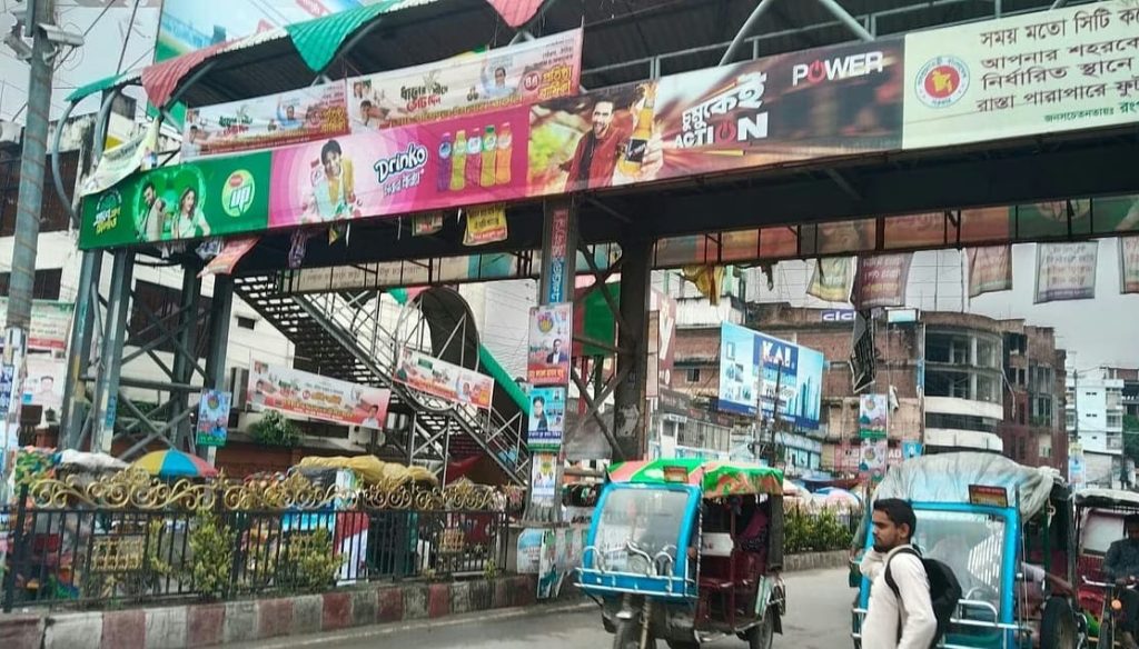 রংপুরে সড়ক বিভাজকের স্টিলের বেষ্টনীতে বিদ্যুতায়িত হয়ে তরুণের মৃত্যু