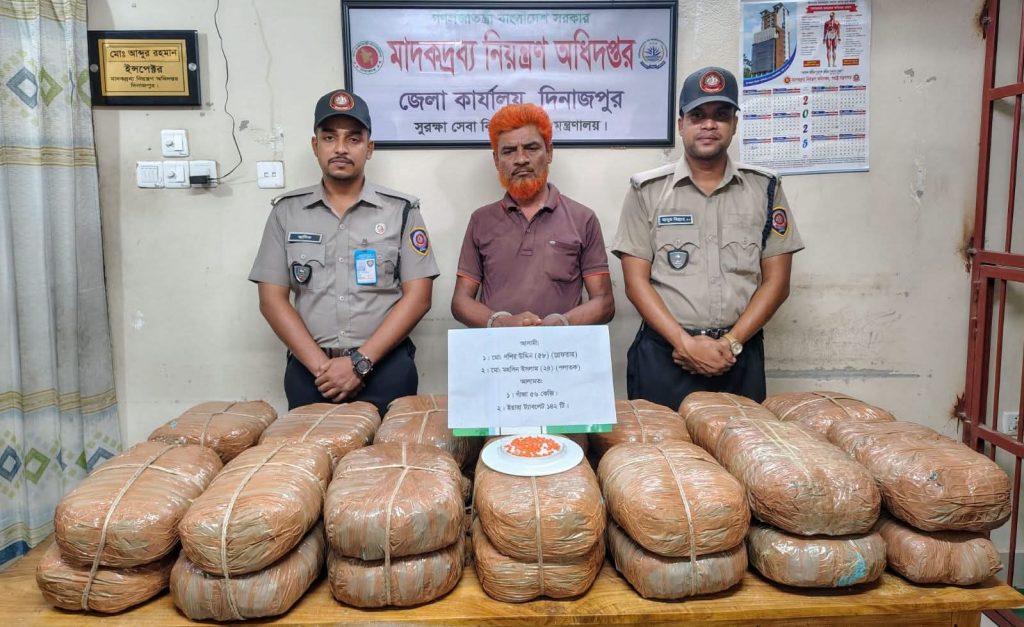দিনাজপুরে মাদকদ্রব্য নিয়ন্ত্রণ অধিদপ্তরের অভিযানে ৫৬ কেজি গাঁজা ও ১৪২ পিস ইয়াবাসহ আটক-১