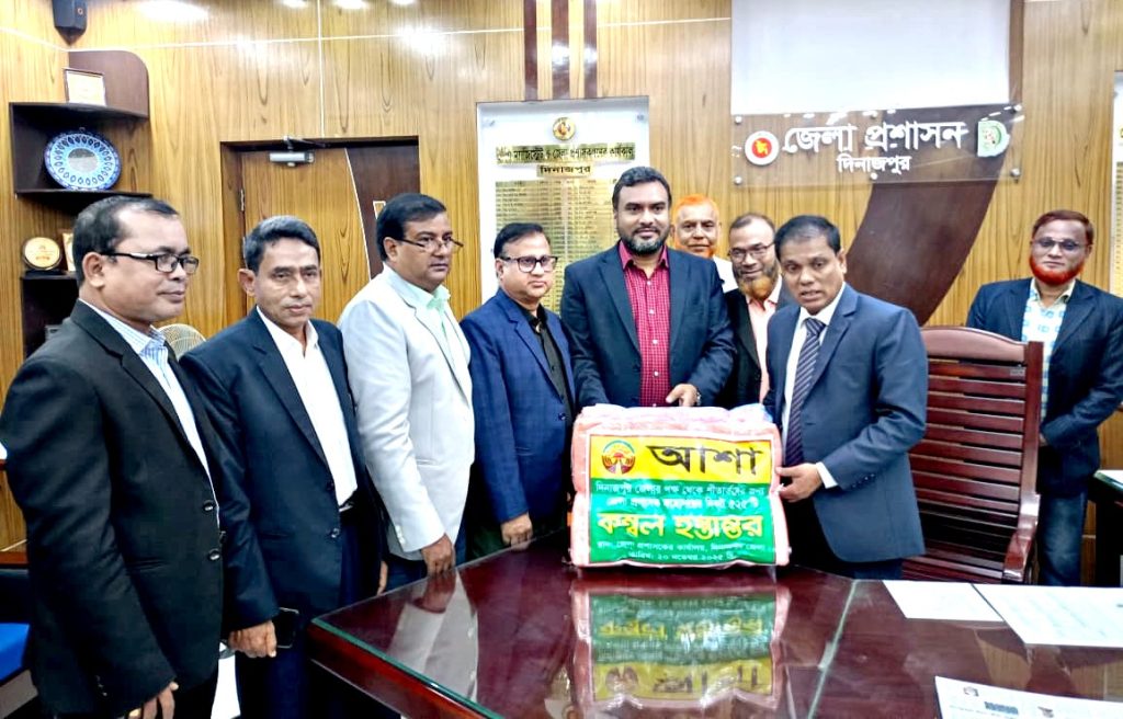দিনাজপুর জেলা প্রশাসককে আশা”র ৫২৫ পিস কম্বল হস্তান্তর