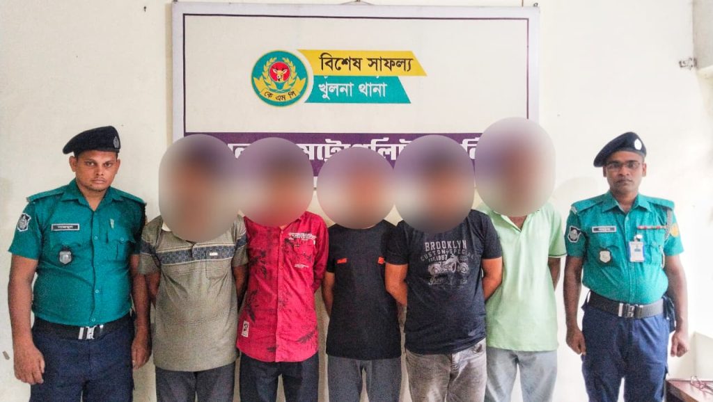 কেএমপির অভিযানে মদসহ ৫ মাদক কারবারি গ্রেফতার