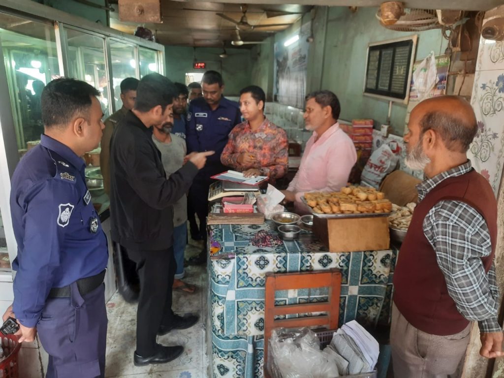 পুঠিয়ার হোটেল-রেস্তোরাঁগুলোতে পচা-বাসি খাবার পরিবেশন , দুই প্রতিষ্ঠানকে জরিমানা