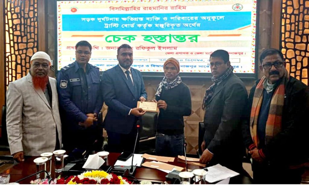 দিনাজপুরে সড়ক দুর্ঘটনায় ক্ষতিগ্রস্ত ব্যক্তি ও পরিবারের অনুকূলে ৫৯ লক্ষ টাকার চেক হস্তান্তর