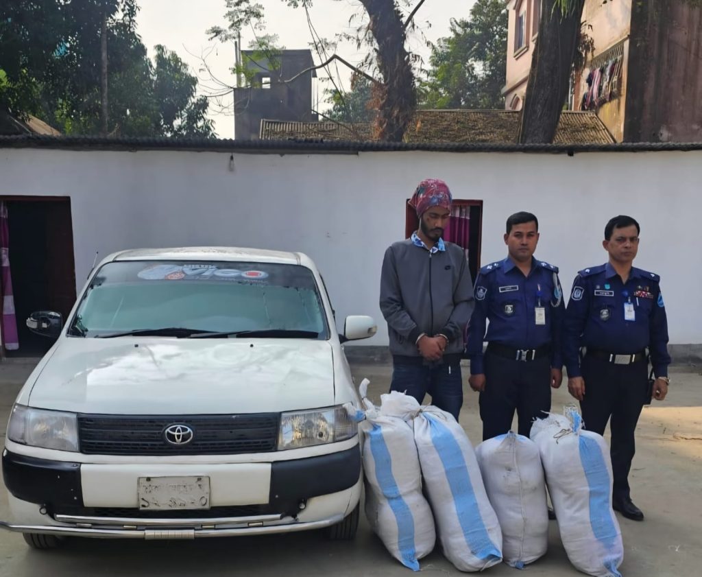 কুলিয়ারচরে পুলিশের অভিযানে ৭০ কেজি গাঁজাসহ প্রাইভেটকার জব্দ, মাদক ব্যবসায়ী গ্রেফতার