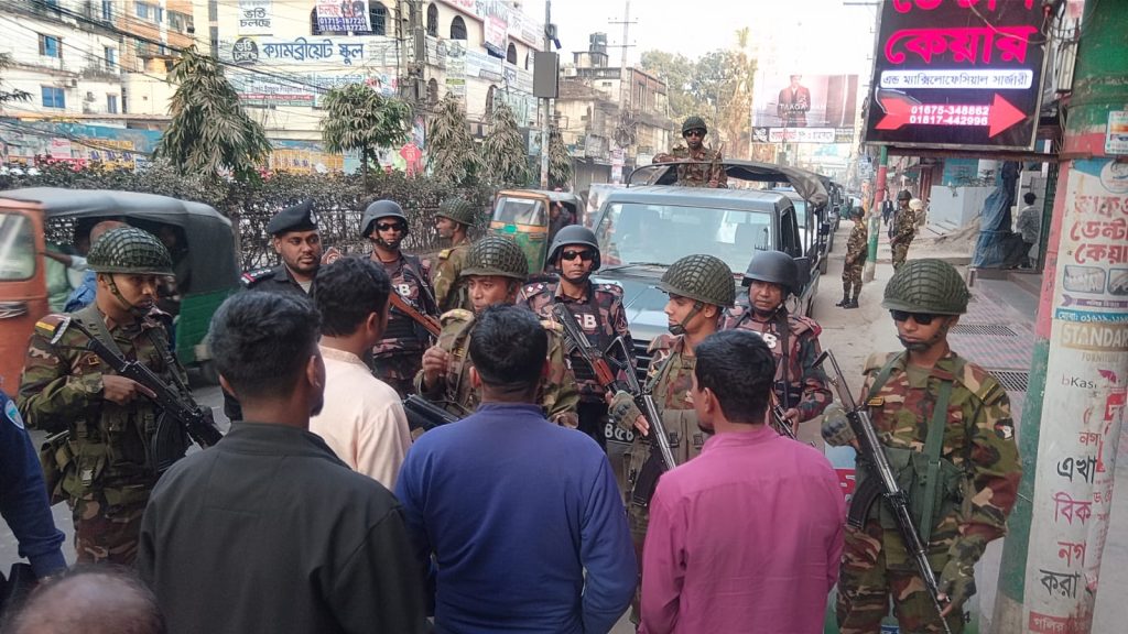 ফেনীতে যৌথ টহলে সেনাবাহিনী-বিজিবিসহ অন্যান্য বাহিনীর সমন্বিত অবস্থান