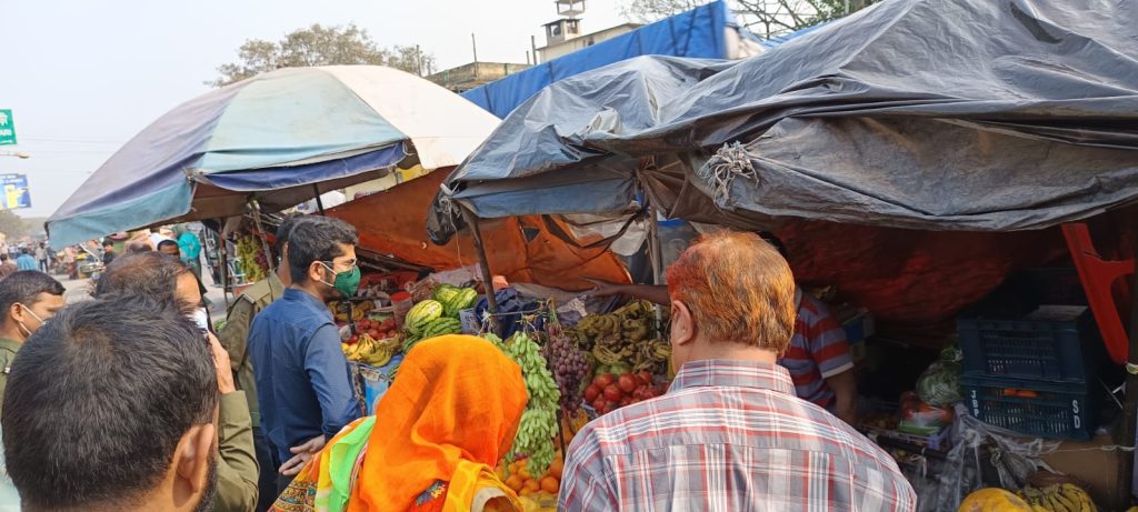পুঠিয়ায় বাজারে নৈরাজ্য: প্রশাসনের অভিযানে ব্যবসায়ীদের অর্থদণ্ড