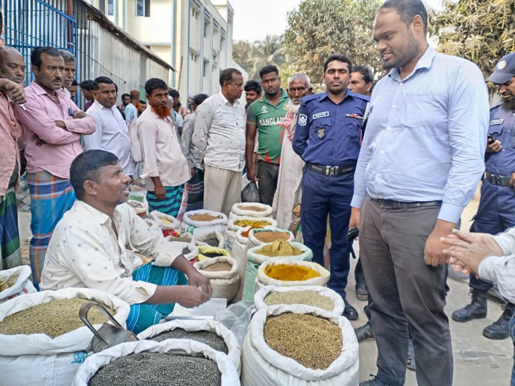 হোসেনপুরে মোবাইল কোর্টের অভিযান, ব্যবসায়ীকে ২ হাজার টাকা জরিমানা