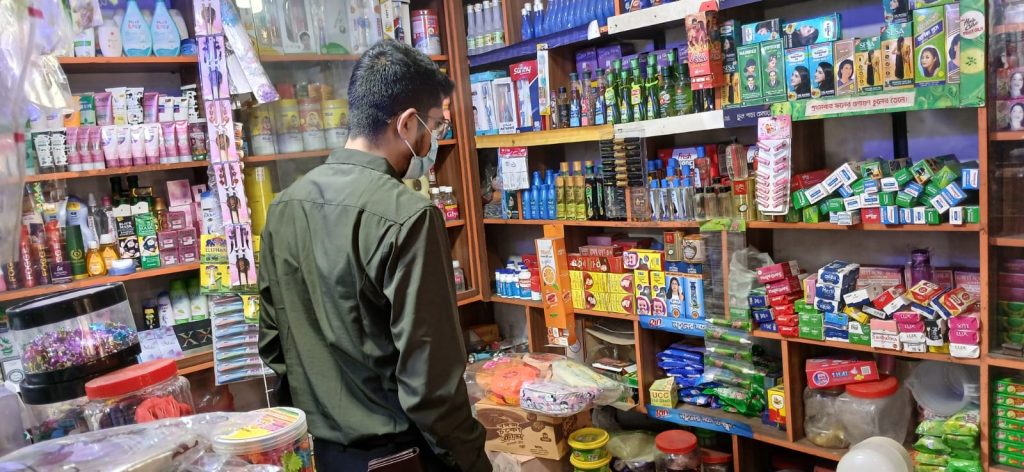 অতিরিক্ত দামে দ্রব্য সামগ্রী বিক্রির অভিযোগে বানেশ্বরে ব্যবসায়ীকে জরিমানা