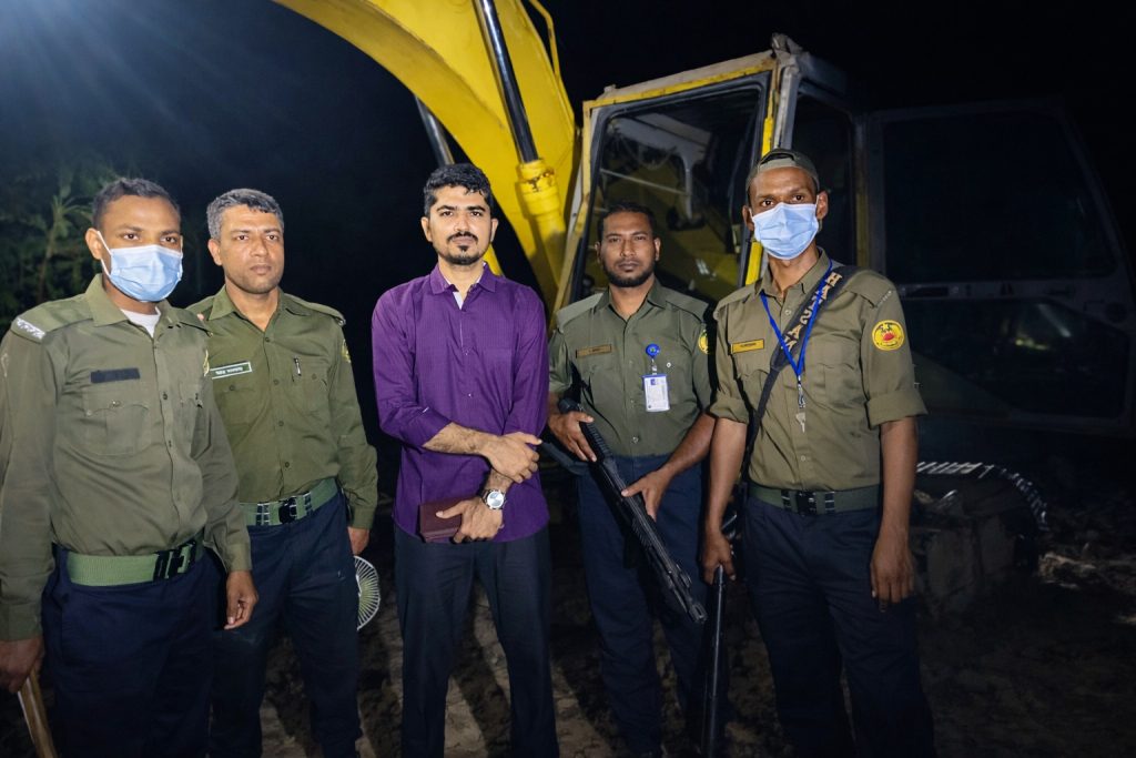 পুঠিয়ায় কৃষিজমির টপসয়েল কাটায় অভিযান, এস্কেভেটর অকেজো