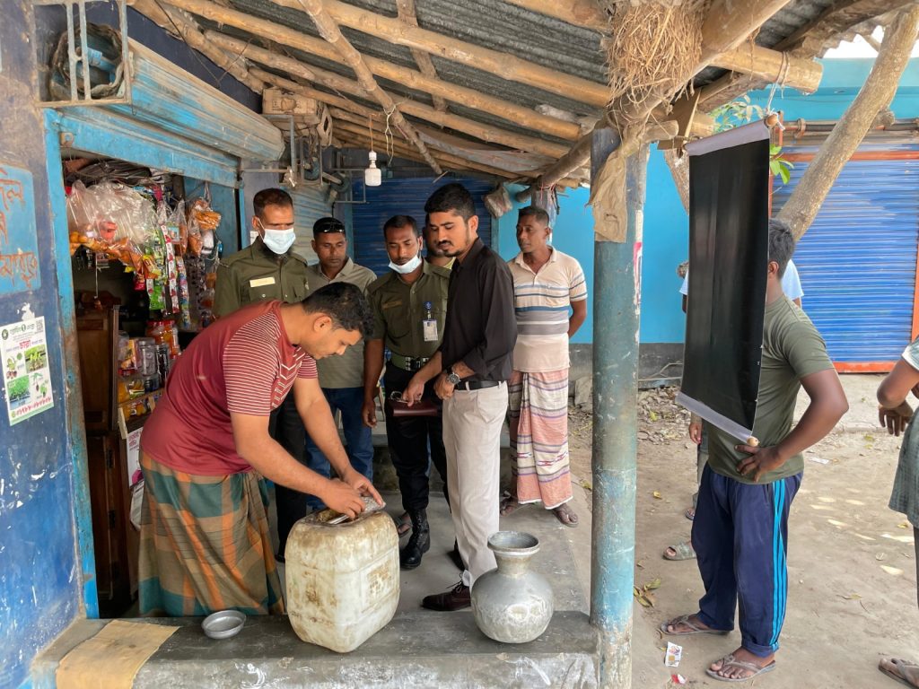 পুঠিয়ায় তেল ব্যবসায়ীর অর্থদণ্ড