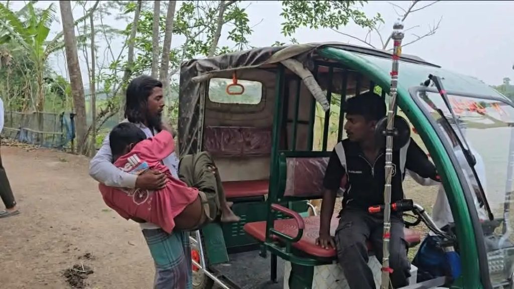দুমকিতে রাস্তা মেরামতে বাধা, ভেক্যুর হেলপার আহত