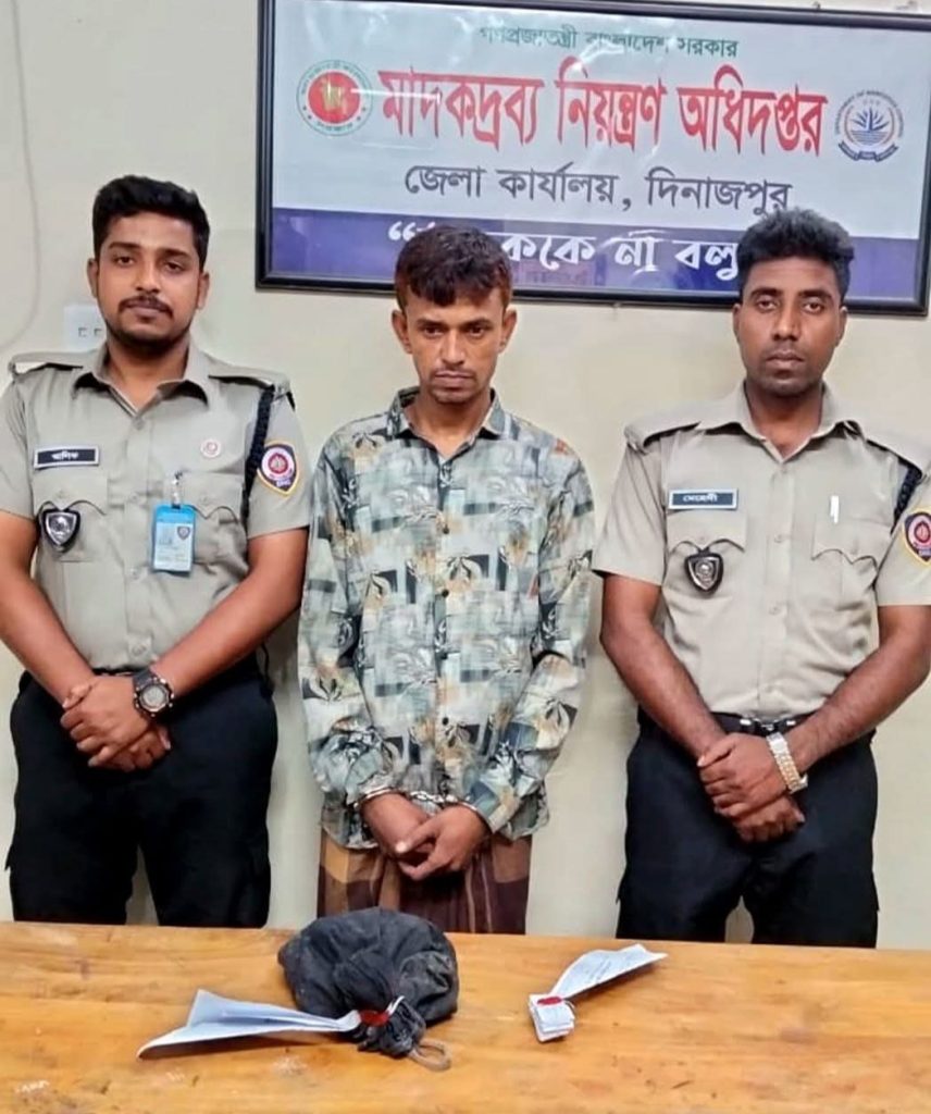 দিনাজপুরে ডিএনসি’র অভিযানে ৩ হাজার ২০ টি ইয়াবা ট্যাবলেটসহ আটক- ১