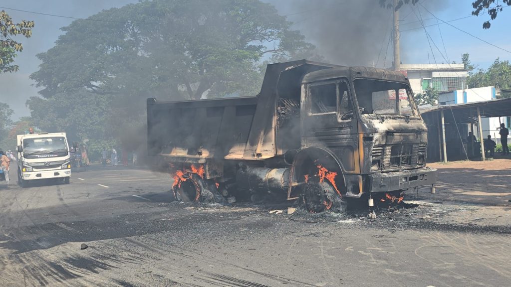 পুঠিয়ায় ট্রাকের দৌরাত্ম্য, প্রাণ গেল পথচারীর, ক্ষোভে জ্বলল দুই ট্রাক