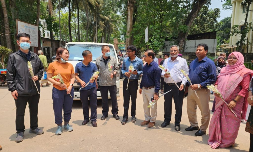 চীনা চিকিৎসক দল ঘুরে দেখলেন পুঠিয়া স্বাস্থ্য কমপ্লেক্স