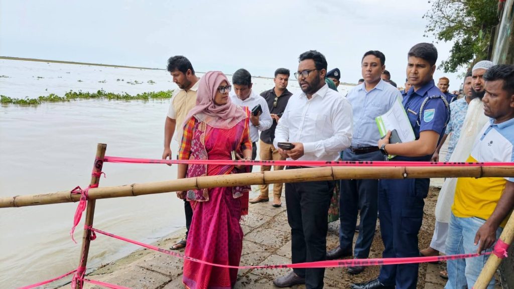 কিশোরগঞ্জে ওরাঞ্চলের নদী ভাঙন পরিদর্শনে জেলা প্রশাসক সোহানা নাসরিন