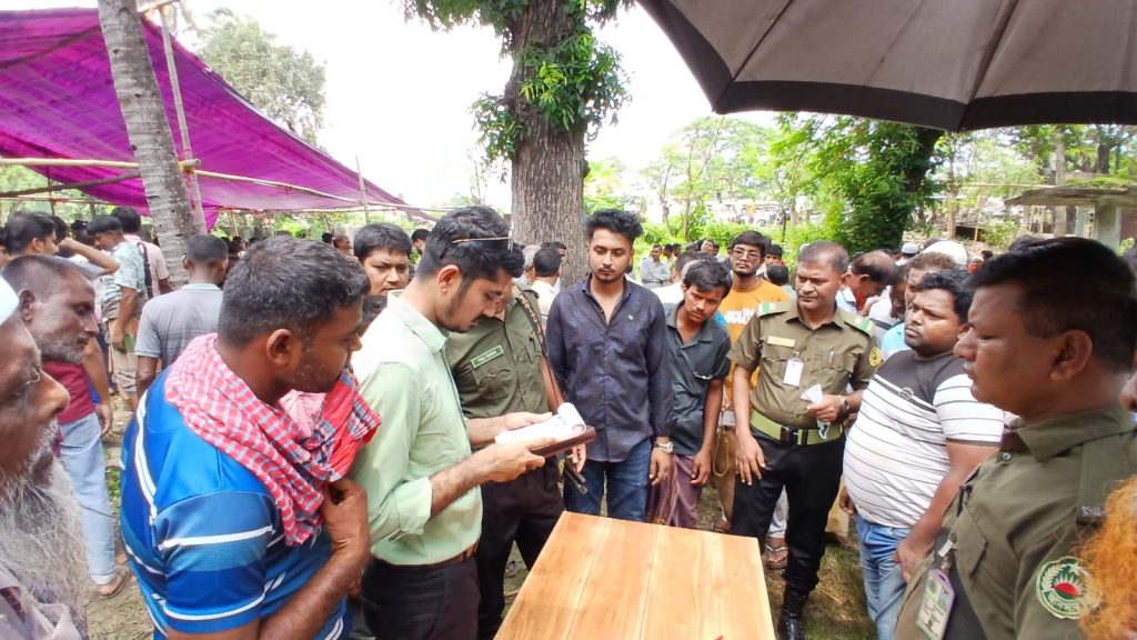 পুঠিয়ার হাটে অতিরিক্ত হাসিল আদায়ের অভিযোগে প্রশাসনের অভিযান