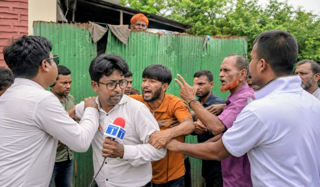 নীলফামারীতে চ্যানেল ওয়ান ও ডেসটিনি’র সাংবাদিকের উপর হা*মলা,জড়িতদের গ্রেপ্তারের দাবি