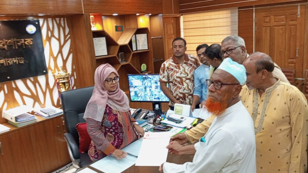 হা*মলা-ভা*ঙচুরের প্রতিবাদে কিশোরগঞ্জে মুক্তিযোদ্ধা সন্তান সংসদের স্মারকলিপি প্রদান