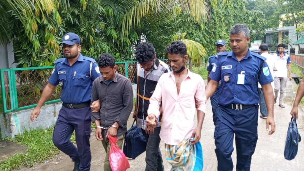হাওরে নৌ-ডা*কাত চক্রের তিন সদস্য আটক, উদ্ধার দেশীয় অ*স্ত্র ও মোবাইল