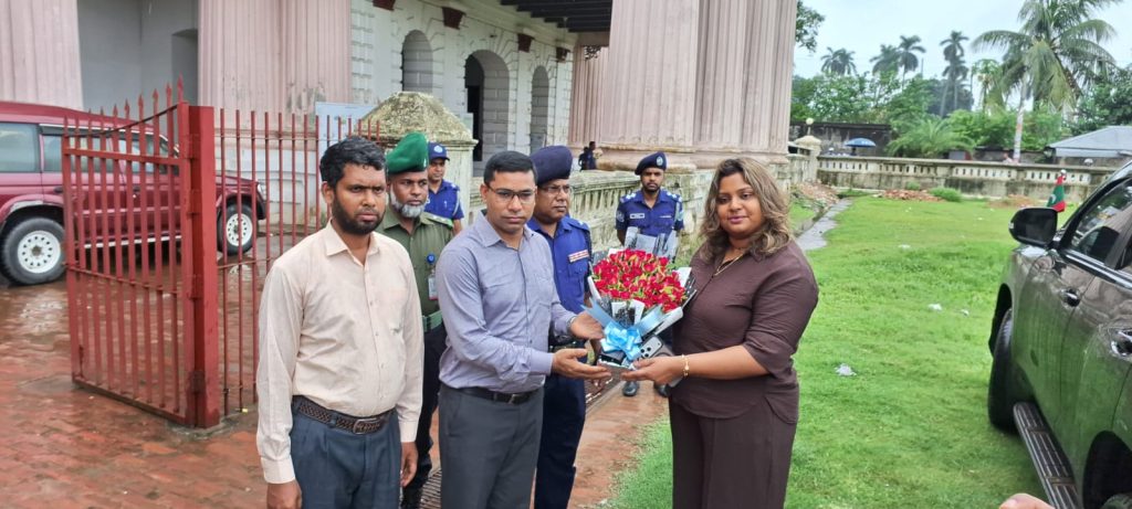 পুঠিয়ার রাজবাড়ি-মন্দিরে মুগ্ধ মালদ্বীপের রাষ্ট্রদূত, বানেশ্বর থেকে কিনলেন প্রায় ২০০ কেজি আম