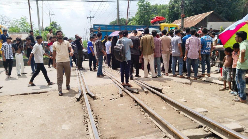 শিক্ষামন্ত্রীর পদত্যাগ দাবিতে দিনাজপুরে শিক্ষার্থীদের প্রায় ৪ ঘন্টা সড়ক অবরোধ, যাত্রীদের দুর্ভোগ