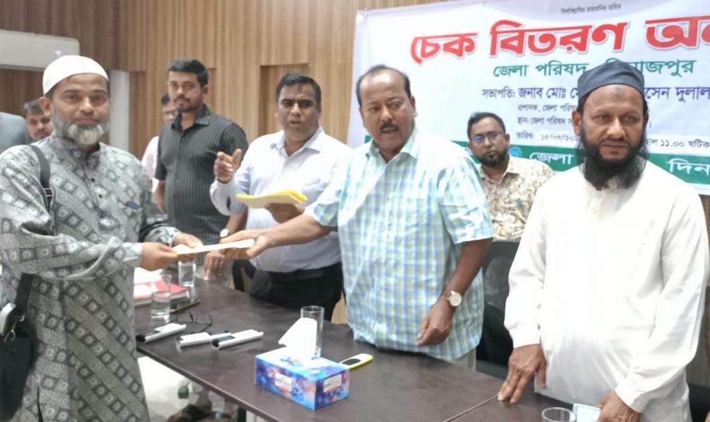 দিনাজপুর জেলা পরিষদের আয়োজনে ২৫ লক্ষ টাকার অনুদানের চেক বিতরণ