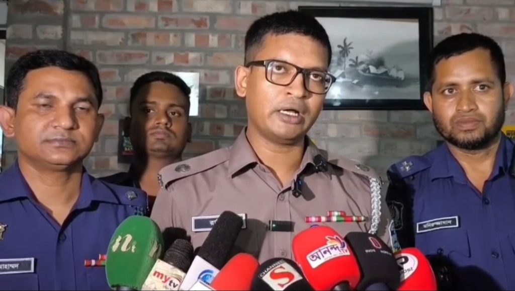 জামালপুরে আইনজীবীর চেম্বারে অভিযান: অ*স্ত্র,গু*লি ও বিদেশি মদ উদ্ধার