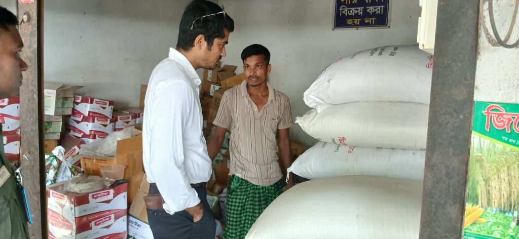 পুঠিয়ায় অবৈধ সার মজুতের দায়ে দুই ব্যবসায়ীকে ১৫ হাজার টাকা জরিমানা