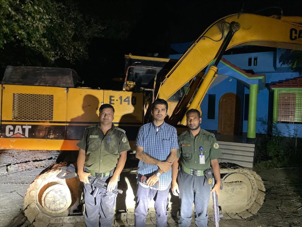 ফসলি জমির টপসয়েল লুট, রাতভর অভিযানে ২ এস্কেভেটর অকেজো