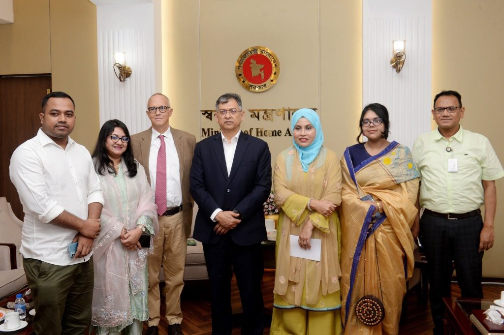 স্বরাষ্ট্রমন্ত্রীর সঙ্গে আইআরআই প্রতিনিধিদলের বৈঠক