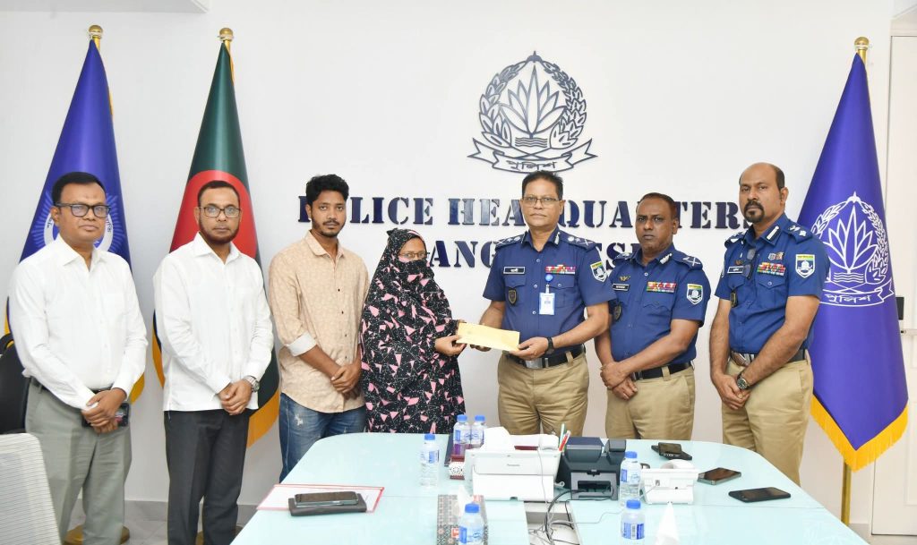 কর্তব্যরত অবস্থায় জীবন উৎসর্গকারী পুলিশ সদস্যের পরিবারকে আর্থিক অনুদান দিলেন আইজিপি