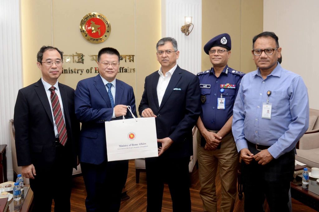 স্বরাষ্ট্রমন্ত্রীর সঙ্গে বিদায়ী চীনা রাষ্ট্রদূতের সাক্ষাৎ