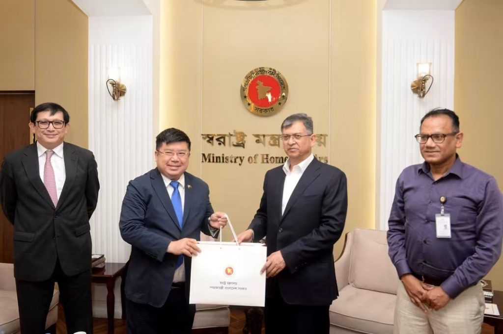 স্বরাষ্ট্রমন্ত্রীর সাথে সিঙ্গাপুরের বিদায়ী চার্জ দ্য অ্যাফেয়ার্স এর সাক্ষাৎ