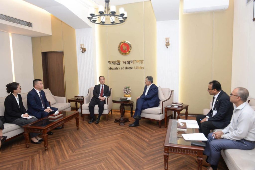 স্বরাষ্ট্রমন্ত্রীর সঙ্গে চীন দূতাবাসের চার্জ দ্য অ্যাফেয়ার্সের সৌজন্য সাক্ষাৎ