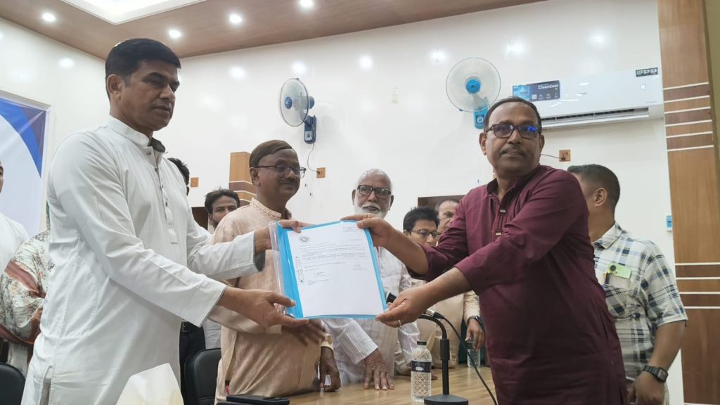 পঞ্চগড়ে ১৬টি মন্দিরে দেড় কোটি টাকার অনুদান দিলেন প্রতিমন্ত্রী ফরহাদ