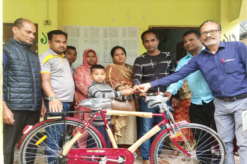 ডোমারে বিদ্যালয়ের সভাপতির উদ্যোগে শিক্ষার্থী পেলো বাইসাইকেল
