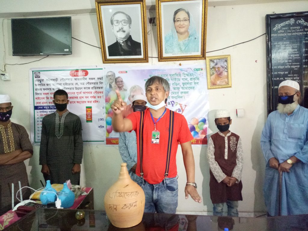 এতিমরা পেলো মেয়র রোকনের মাটির ব্যাংকে সঞ্চিত টাকা
