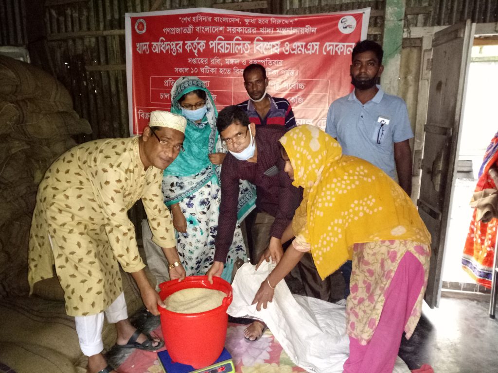 তথ্য প্রতিমন্ত্রী আলহাজ্ব ডা. মুরাদ হাসান এর নির্দেশনায় বিশেষ ও এম এস দোকানে চাল বিক্রি শুরু