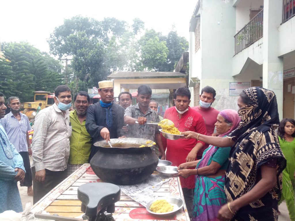 সরিষাবাড়ী আশ্রয় কেন্দ্রে আশ্রিতদের মাঝে রান্না করা খাবার বিতরণ