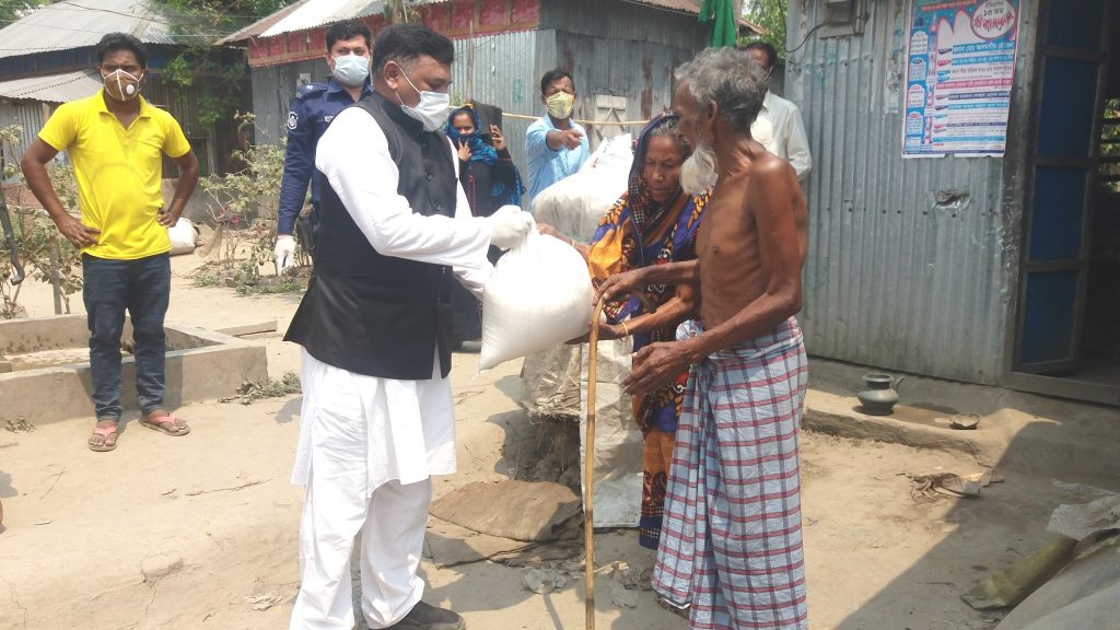 নাসিরনগরে কর্মহীন ও অসহায়দের বাড়ি বাড়ি গিয়ে খাদ্য সামগ্রী বিতরণ করলেন এমপি
