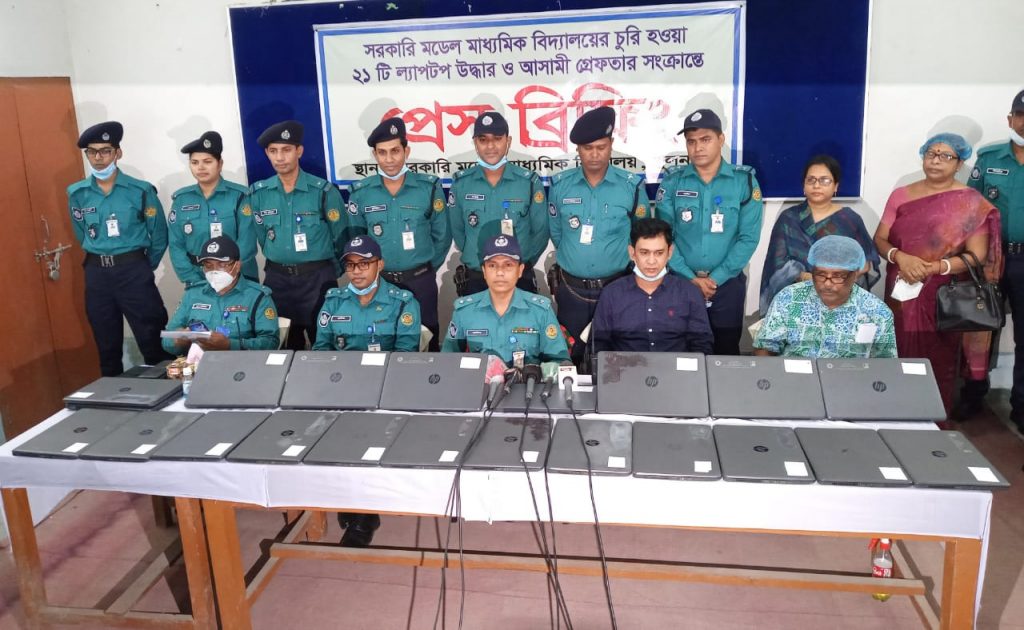 কেএমপি’র অভিযানে সরকারি মডেল মাধ্যমিক বিদ্যালয়ের চুরি হওয়া ২১  টি ল্যাপটপ উদ্ধারসহ গ্রেফতার ৫