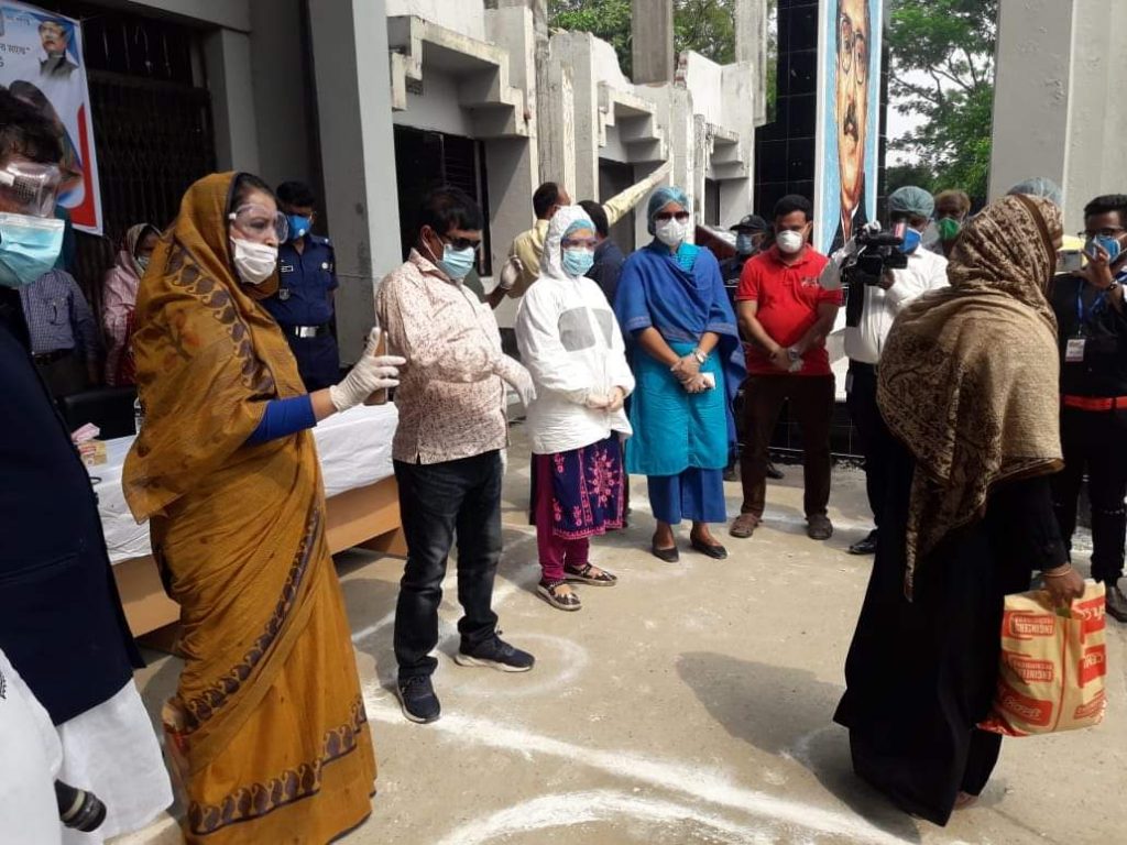 হোমনায় পৌরমেয়রের উদ্যোগে কর্মহীন হত দরিদ্রের মাঝে ত্রাণ সামগ্রী বিতরণ